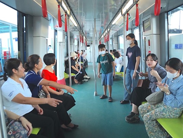 Ngày đi làm đầu tuần, đường sắt Nhổn - ga Hà Nội đạt 50.000 lượt khách