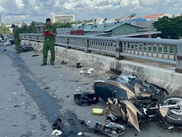 Ô tô đâm 3 xe máy hư hỏng nặng trên cầu Cồn Khương