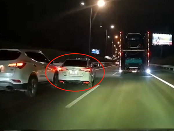 Tạt đầu bất ngờ, hai xe con va chạm trên cao tốc
