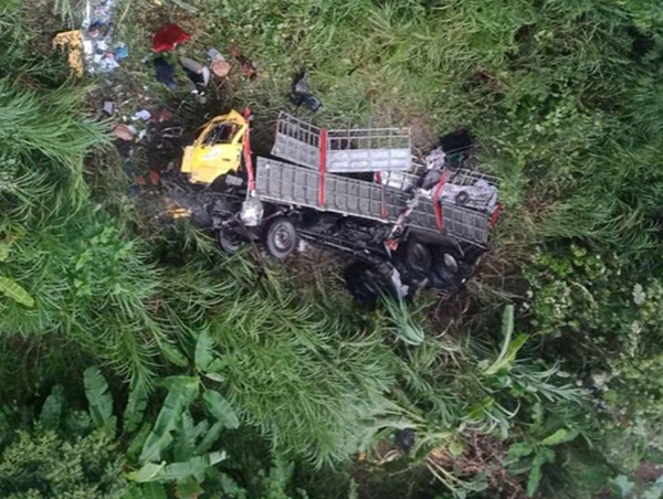 Xe tải lao xuống vực sâu trên cao tốc Hà Nội - Lào Cai
