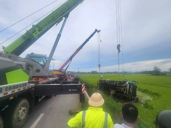 Nỗ lực giải cứu xe tải bị lật nghiêng dưới ruộng lúa