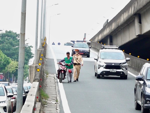 Muôn vàn lý do xe máy đi lên Vành đai 3 trên cao