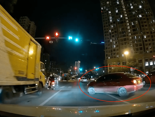 Đi sai làn đường, ô tô đột ngột rẽ trái dù đang đèn đỏ