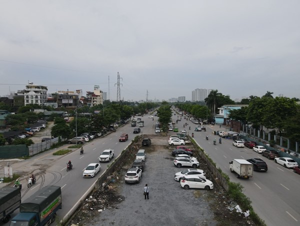 Cung vượt cầu, bãi đỗ xe lậu mọc nhan nhản trước cổng Bệnh viện K Tân Triều