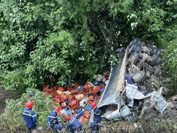 Ô tô lao xuống vực, một người mắc kẹt trong cabin