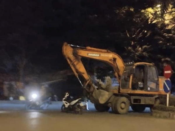 Khởi tố người lái máy xúc cán tử vong cháu bé đi xe đạp