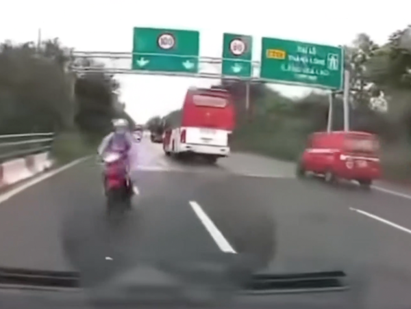 Xe máy chạy ngược chiều, suýt đâm thẳng vào ô tô trên cao tốc