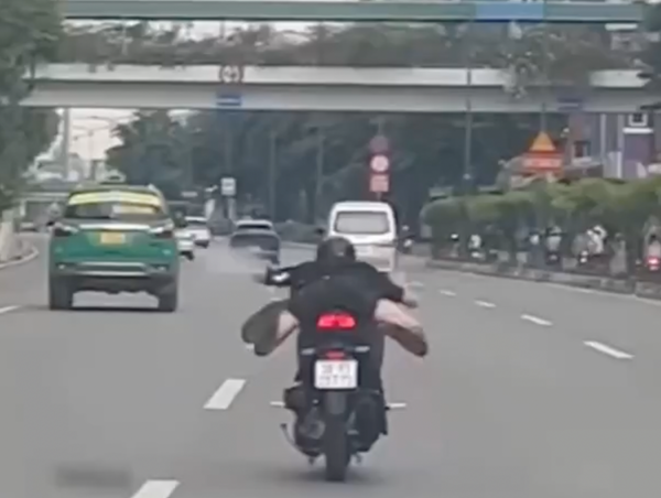 Khởi tố nhóm thanh thiếu niên nằm trên yên xe điều khiển