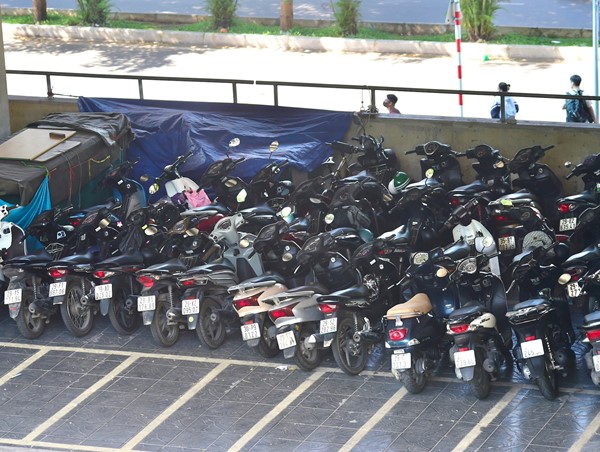 Xử phạt 5 trường hợp trông giữ xe trái phép dọc tuyến đường sắt Nhổn-Ga Hà Nội