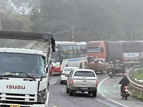 Xe khách va chạm với xe tải, hai người thương vong