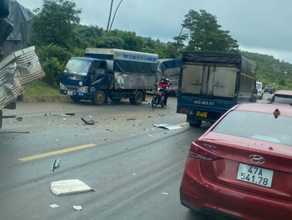 Va chạm liên hoàn giữa xe tải và xe tập lái khiến 3 người bị thương