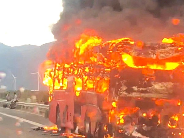Xe khách giường nằm cháy rụi trên cao tốc Cam Lâm - Vĩnh Hảo