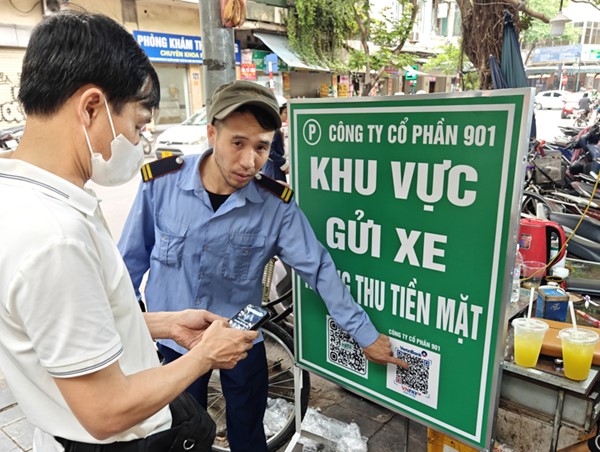 Gửi xe “một chạm” ở Thủ đô: Lợi ích nhiều bên