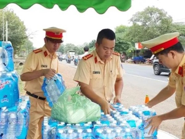 CSGT Bình Phước làm tốt công tác hỗ trợ người dân về quê dịp Quốc khánh