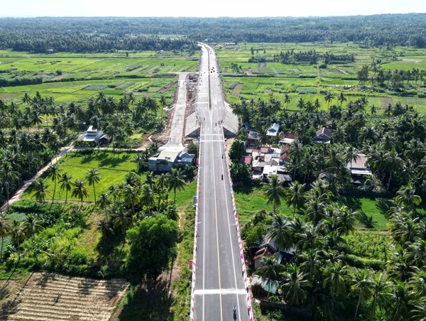 Bình Định khánh thành tuyến đường kết nối trục ven biển với cao tốc Bắc - Nam
