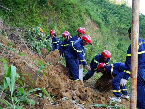 Đi qua điểm sạt lở, người phụ nữ lao xe máy xuống vực sâu