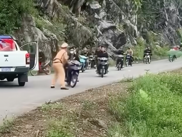 Cảnh sát giao thông khống chế hàng chục thanh thiếu niên tụ tập đua xe