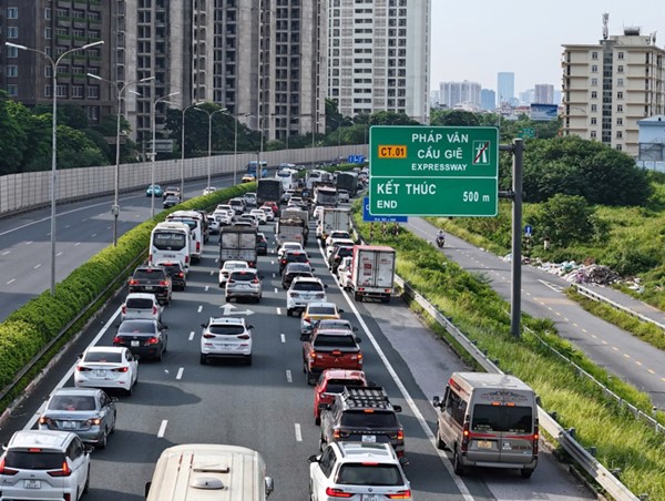 Người dân ùn ùn đổ về Thủ đô sau kỳ nghỉ lễ Quốc khánh 2/9