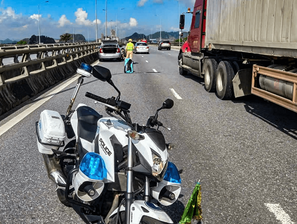 Trong dịp nghỉ lễ 2/9: Cảnh sát giao thông kịp thời hỗ trợ nhiều tài xế gặp sự cố trên cao tốc 