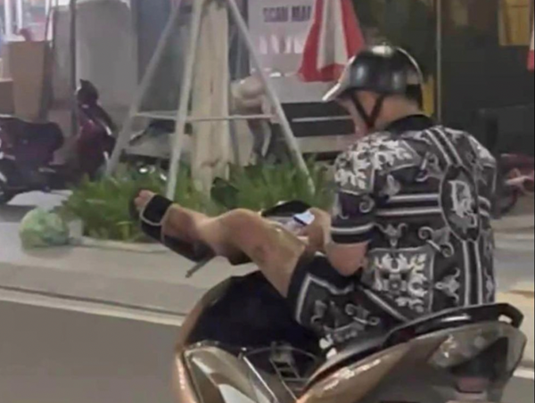 Xử lý thanh niên lái xe bằng chân dương tính với ma túy