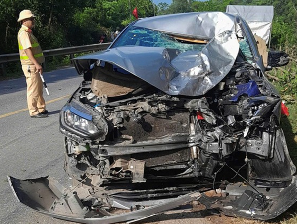 Ô tô con tông trực diện vào xe máy khiến 2 người trên xe tử vong
