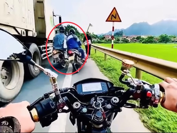 Xe máy vượt ẩu, suýt bị đè bẹp dưới bánh xe container