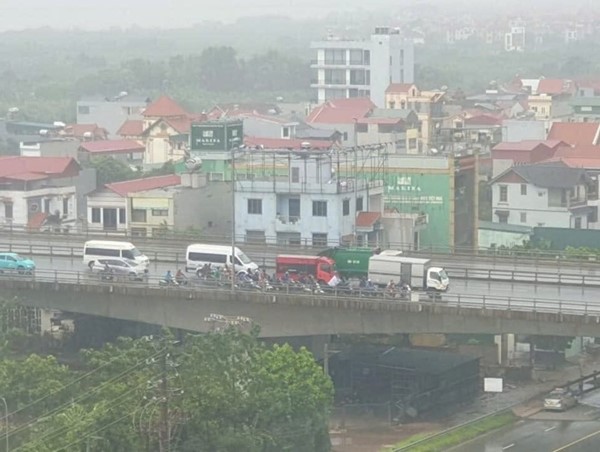 Hà Nội: đoàn xe ô tô đi chậm giúp xe máy tránh bão trên cầu Nhật Tân