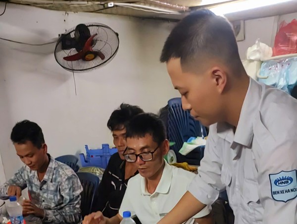 Hà Nội: Bến xe Giáp Bát hỗ trợ hành khách bị kẹt lại do bão Yagi