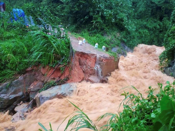 Hàng loạt tuyến đường bị sạt lở, giao thông tê liệt do hoàn lưu bão Yagi
