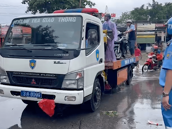 Hà Nội: Thanh tra GTVT huy động phương tiện đưa người dân qua các điểm ngập úng