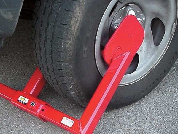 Người đàn ông khởi kiện vì bị khóa bánh xe ô tô