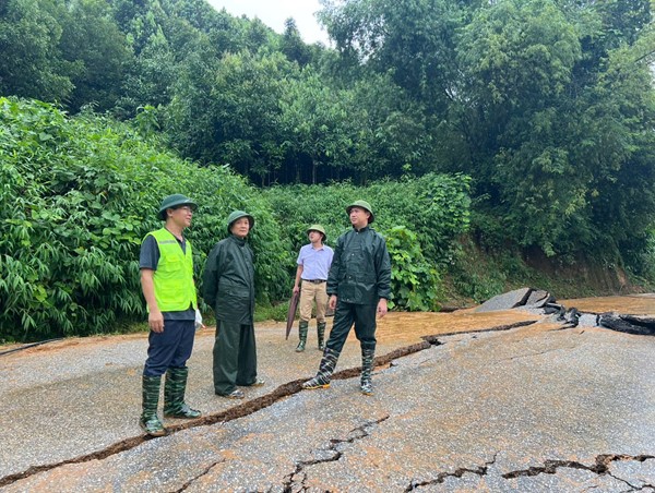 Kịp thời thông đường, đảm bảo an toàn giao thông tại các điểm sạt lở