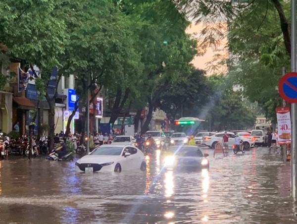 Khi lái xe gặp trời mưa bão cần lưu ý gì?