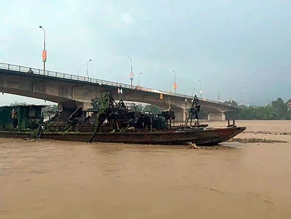 Hà Nội: Đề nghị phối hợp xử lý tàu thuyền trôi dạt tự do trên sông