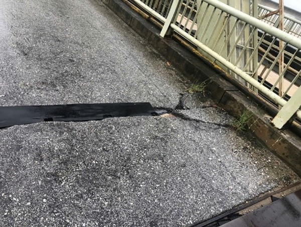 Thanh Hoá: khe co giãn đường bộ cầu Hàm Rồng bị bong