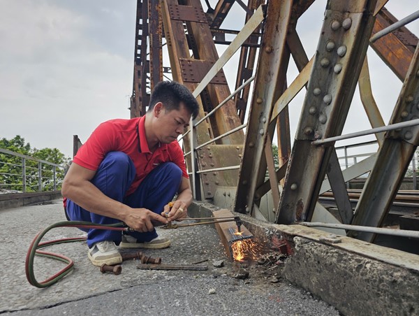 Sửa chữa mối hàn lan can bị bong tróc trên cầu Long Biên