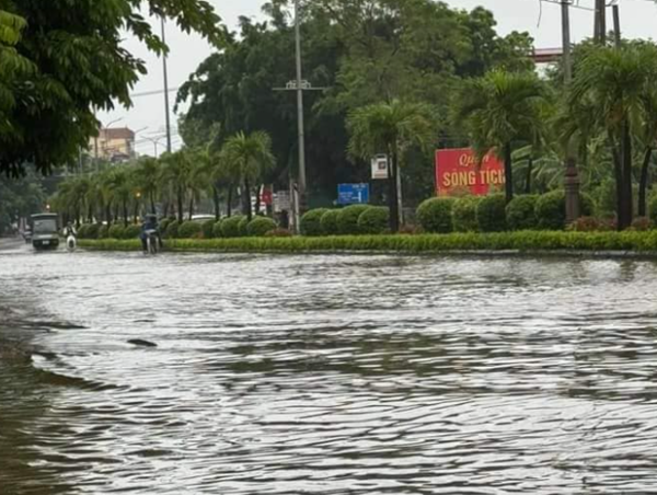 Phân luồng giao thông đường 413 (88 cũ) thị xã Sơn Tây do ngập