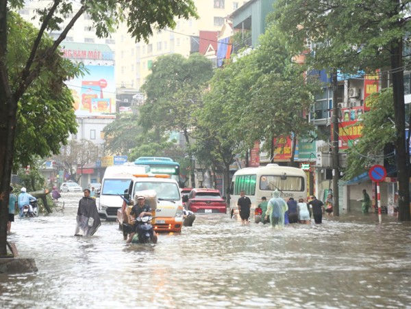Giao thông Hà Nội bị xáo trộn do ngập lụt