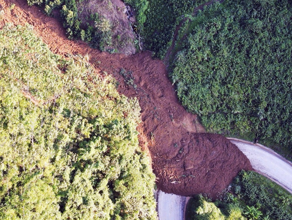 Quốc lộ 279 sạt lở, chia cắt giao thông ở Lào Cai