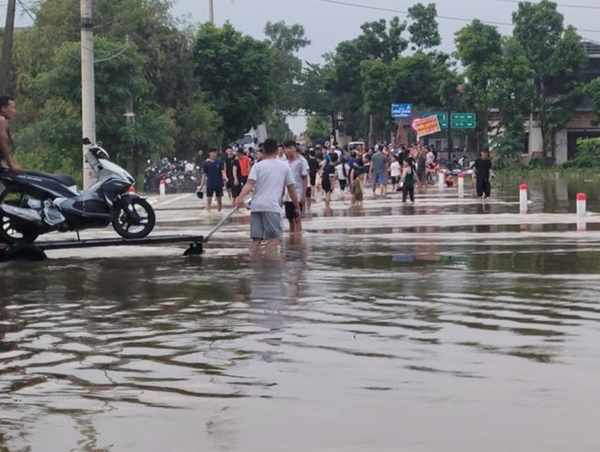 Cấm xe qua khu vực ngập úng trên đường Tam Chúc - Khả Phong