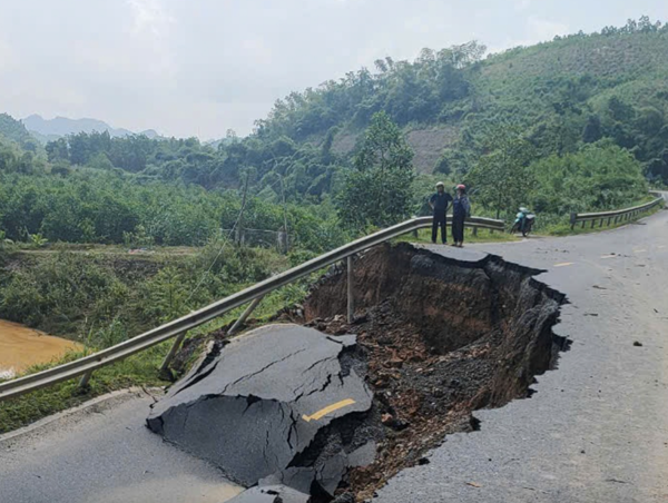 Đường Hồ Chí Minh qua Thái Nguyên sạt lở nghiêm trọng, giao thông tê liệt