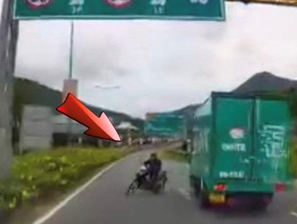 Xe máy tạt đầu xe tải, quay đầu trên cao tốc