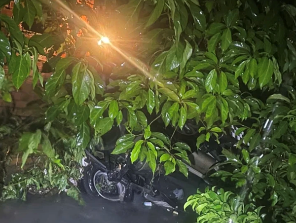 Ô tô bán tải đang chạy trên đường bị mưa lớn cuốn trôi, nữ tài xế tử vong