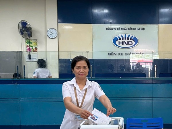 Cán bộ, nhân viên Bến xe Giáp Bát chung tay ủng hộ Nhân dân vùng lũ