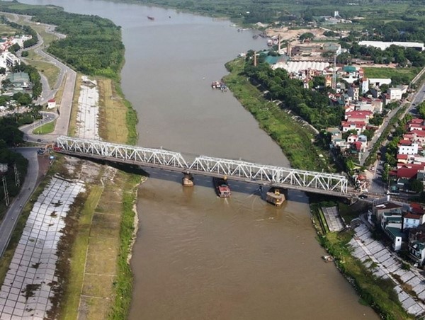 Tàu thuyền đi lại bình thường qua cầu Đuống