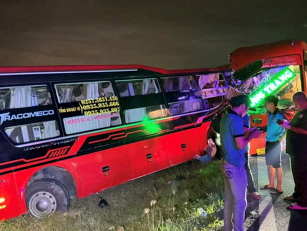 Tai nạn xe khách trên cao tốc Vĩnh Hảo - Phan Thiết khiến 2 người chết