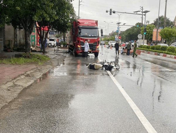 Hà Tĩnh: Tai nạn liên hoàn khiến hai người tử vong