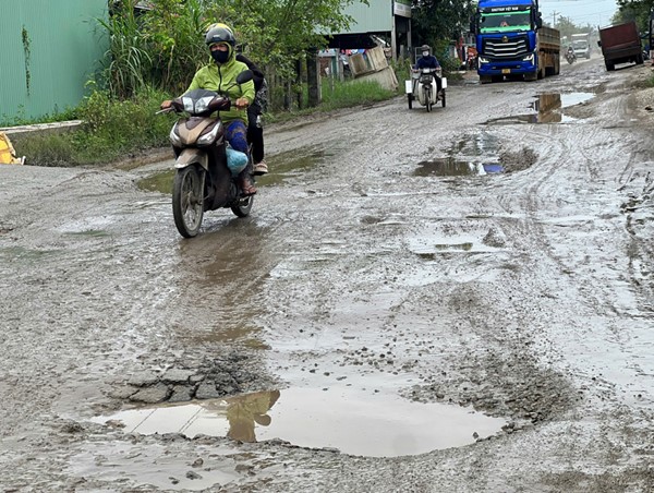 Quốc lộ 14E xuất hiện nhiều “ổ voi” sau mưa lớn