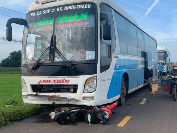Va chạm với xe khách, hai vợ chồng đi xe máy tử vong
