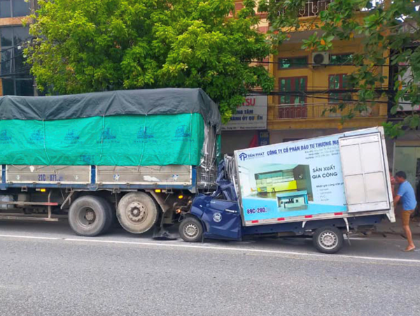Lao thẳng vào đuôi xe đang đỗ bên đường, tài xế tử vong